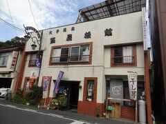 駅前旅館も健在。

=玉屋旅館=
名物の奥久慈しゃもを味わえるお宿。
駅弁/奥久慈しゃも弁当(注文すると駅に配達)が人気で、温泉も引湯しています。

テレビ東京で、2016年9月3日放送の 出没！アド街ック天国～茨城・奥久慈～第20位として紹介されました。