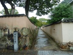 乃木神社の横を東西に抜ける「横枕小路」は土塀と練壁に囲まれた路地、

全長１００ｍほどですが往時の姿を今に残した景観は風情溢れるます。

＊詳細はクチコミでお願いします