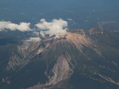 御嶽山上空を通過。
煙を上げて、いつも荒々しい姿を見せてくれる。