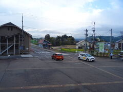 津南駅に着いたヨ。
単線の駅、大きな建物も見当たらず、
見渡せば田畑の広がる…、
要するに"田舎・オブ・田舎"な場所だったヨ。