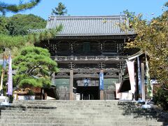 【西国三十三所第八番　長谷寺】
緩やかな階段を上がると仁王門が見えてきます。