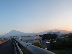 “富士山夢の大橋”に来ました。
ここで、富士山の山頂付近が雪が降って白い事に気が付きました。
パノラマで。
(クリックして大画面でご覧下さい。)