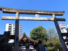 徒歩で三輪神社へ