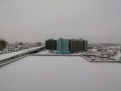 翌朝の景色。
天気…悪い。。。
部屋からの景色は夜と同じ画角です。