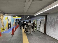 横浜駅からJR東海道線に乗ったら上野東京ラインに乗り入れていて乗り換えなしに上野駅まで行けました。
公園改札口に向かう途中にはコインロッカーがいっぱい！