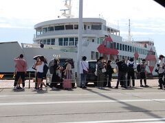 9/24（土）高速に乗り高松港へ。これから乗る船が入港してきました。