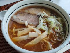 旭川のご当地ラーメンの１つであるホルメンが美味しいお店らしいのですが、私はホルモンが食べられないので、普通に醤油ラーメン。
王道の正統派旭川ラーメンという感じで、とても美味しかったです。
私の中の旭川ラーメン１位はやはり蜂屋ですが、次いで２、３番めくらいには美味しいと感じました。
安いし、また食べに行きたいお店です。
すごい穴場。