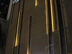 エアポート・レイルリンクをマッカサン駅で降車し、地下鉄に乗り換えます。
地下鉄のペッチャブリー駅は屋根付き通路でつながっていますので、雨天でも濡れぜに乗り換えられます。

ペッチャブリー駅から1駅、スクンビット駅へ移動します。料金はTHB17でした。

スクンビット駅2番出口を出たら右に曲がり、1分もかからずに今回の宿泊ホテル／W21バイセリーンに到着です。

1階に7-11とマッサージ店があります。