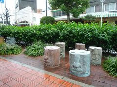 では、小雨の中ですが下関の陰の世界をスポットしましょう！～、

通り沿い「グリーンモール商店街」にはデザイン化されたオブジェが並びます？。
人の顔をした椅子でしょうか？、意味不明です。

＊詳細はクチコミでお願いします