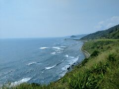 眼下に鬼の洗濯板と呼ばれる波状岩と美しい海が見渡せるビュースポットです。