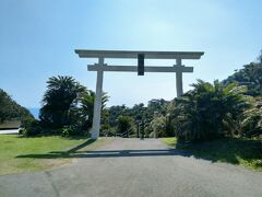 白い鳥居をくぐった先に、航海の安全と縁結びの神様の御崎神社があります。