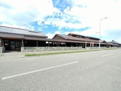 やっと世界遺産の入り口、斜里町知床地区にある道の駅うとろ・シリエトクに到着。
昼時ということもあって駐車場も混んでいました。
すごく大きな道の駅。