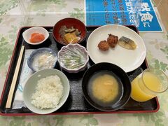 ４日目、おはようございます。スマイルホテル弘前での朝食。セーブしてとったので写真では寂し気ですが、こちらでも青森の郷土料理を中心に、小鉢で選べるようになっていました。各ホテルでコロナ禍の朝食バイキングを安全に提供しようという工夫がいろいろと感じられ、頭の下がる思いでした。