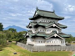 曳屋後の天守が見えてきました。岩木山を背景にした天守の姿は今だけの貴重な姿です。