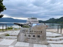 田舎館村から２時間弱、十和田湖へ到着。十和田湖の西側をぐるっとまわってきたのですが、湖畔沿いの道は狭くてカーブが多く気を使いながらのドライブでした。そして思いのほか時間がかかり、十和田湖の想像以上の大きさを体感しました。