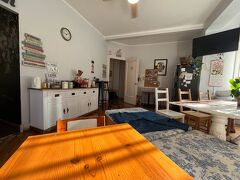 18時半 パンプローナに到着。バスで宿まで移動。

1日目の宿は「アロハ ホステル」女性4人部屋です。写真は共有リビング。内装がおしゃれで雰囲気がよかった。

着いてすぐにシャワーを浴びました。気持ちいい～。

長時間のフライトと移動の疲れがたまっていて、
翌日早朝からいきなり20キロの巡礼をスタートさせるのは、さすがにしんどいかも・・と感じたので、
もう一日パンプローナに滞在し、ゆっくりリズムを整えてから巡礼路を歩くことにしました。