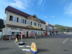 峠を下ると羅臼町にある道の駅らうすへ。
ちなみに知床峠が斜里町と羅臼町の境目で、そこで両町のカントリーサインが見られます。
お目当てのお店は残念ながら定休日だったので、ここでお昼を食べることに。
知床での食事は本当に楽しみにしていたのでもの凄く悔やまれます。