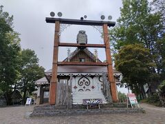 車両通れるので雨だし車で奥まで行ってみた。
これはアイヌ舞踊を披露してくれる舞台がある小屋。
こどものころ見た記憶があります。
アイヌ民族衣装で記念撮影なんかもできたはず。