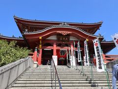 階段を登り御堂へ。暑かったです。
なんか歳をとると神社やお寺にやたら行くようになります。
その度に安い賽銭で色々お願いして申し訳ない気持ちになりますが、止まりません。