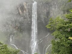 ホテルから徒歩10分弱で
「華厳の滝」
ガスがすごい

