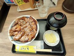 旦那は普通のミックス豚丼。
一枚ずつ交換して食べてみたのですが、特上の方がちゃんと美味しかったです 笑