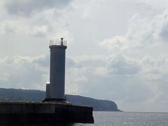 「元町港突堤灯台」が見え、午前10時35分に元町港に到着しました。