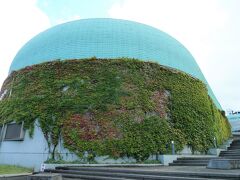 直ぐ前に在る大きな建物は「北九州市立中央図書館」です、

この丸いドームは市立文学館で蔦が絡んで面白いです？～、他に市立こども図書館と三つが一つに成った施設のようです。