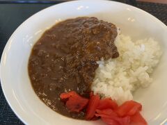 昼食はキーマ風牛ミンチカレー。サイドの福神漬はリクエストです。