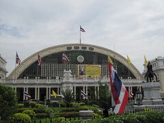 地下鉄の駅から歩くこと数分、タイ国鉄のフアランポーン駅にやって来ました。

この位置からの画像は、よくガイドブックにも載っている光景です。