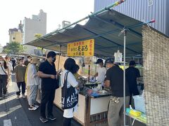 いも天のお店は大平商店。その場で揚げたてのものを袋に入れてくれます。1袋350円で4.5個入ってるらしい。2袋買います。朝一は全然並んでなかったよ。

大平商店
日曜市　4丁目二四五
https://imoten-japan.com