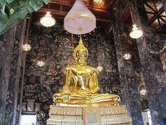 礼拝堂には黄金に輝く仏像が立ち並んでいます。

スコータイ時代に納められたシーサカヤムニー仏像は、高さ8mで6mの台座の上に安置されています。

とても金ピカです。