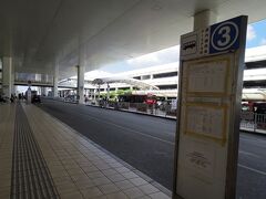 那覇空港13時36分着。
13時58分発の路線バスに乗ることが出来ました。
16時までのホテルのアフタヌーンティータイム内にギリギリ間に合いそうです。

