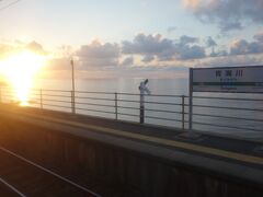 17:11　青海川駅に到着
既に水平線の向こうに陽が沈もうかというところ