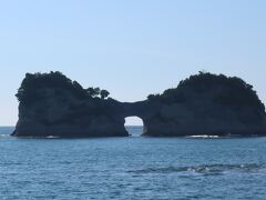 道路に戻って海岸沿いをしばらく歩きます。
円月島がきれいに見えます。夕日の風景が有名ですが、さすがにそれまで待つことはできません。
