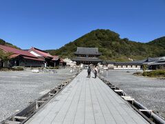 礫だらけの荒地に硫黄の匂いが漂って異世界に来た感覚を覚えました。