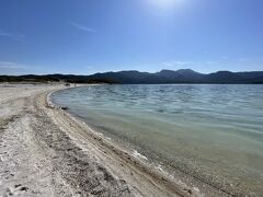 写真には入らないようにしましたが、湖岸の砂地にはたくさんの水子供養の風車が回っていました。積み石も多く、多くの人が故人の供養に来ているようでした。