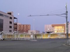 「早朝の青森駅東口 誰もいません。少し明るくなってきました。」5:18通過。