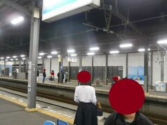  宇多津駅に到着しました。すでに20時38分なのでホテルに直行します。