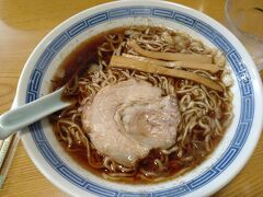 まさごそばで一杯目の高山ラーメン。