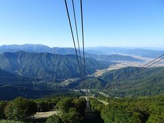 20分ほどで八海山ロープウェイ山麓駅に到着し、始発の次の8:10発の臨時便で4合目へ。左奥に巻機山が見えました。