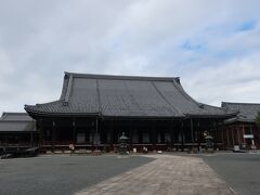 ホテルをチェックアウト後に西本願寺に参拝です
この伽藍は阿弥陀堂です