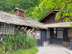 ここぞ、秘湯中の秘湯。
ロケーションは最高！！
今なお警護の武士が詰めた藁葺き屋根の長屋が残っている。
入浴料1人600円。
日帰り入浴でも充分良いが、今度はぜひ泊まってみたい。