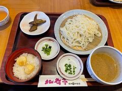 遅めのお昼は近くの桜井甘精堂の北斎亭でくるみタレのうどんに栗ご飯。
栗ご飯って自分の中では好んで食べる物では無かったんだけど、ここのは結構美味しかった。さすが栗の街。