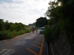 ホテルから近い、百名ビーチに来てみました。
道路の行き止まりに入口があります。

駐車場は特にないのですが、道路沿いに駐車できます。
行き止まり部分は転回スペースなので駐車禁止になっていました。
