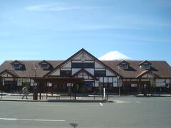 富士芝桜まつり会場行きのバス乗場は7番。7番乗場から駅舎の方を見たら、富士山が見えました。