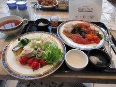 ２日目の札幌プリンスホテルの朝食。朝からお鮭のお刺身を食べて元気モリモリ。
朝食ブッフェは充実しています。