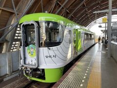 そろそろホームに移動します。10時ちょうどに土佐くろしお鉄道のしんたろう2号が入線しました。観光客や学生など、それなりに乗客がいる。

土佐くろしお鉄道のごめん・なはり線の観光列車しんたろう号・やたろう号は、オープンデッキから太平洋が見れると聞いて、ぜひ乗ろうと思ってました。追加料金、予約なしで乗れるなんて最高！

https://www.tosakuro.com/yataro