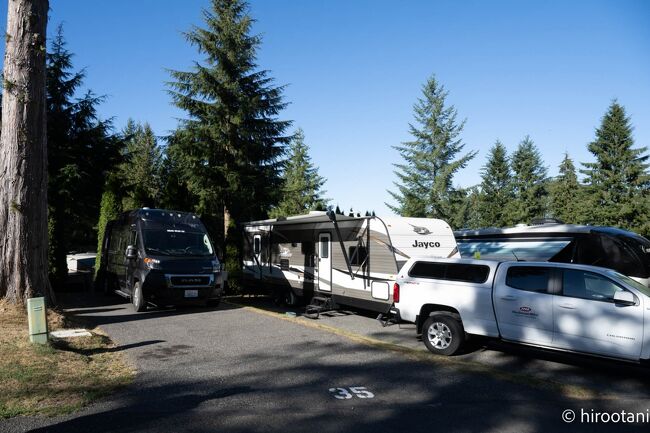 比較すると私のキャンパーはとても小さい。RVパークはは電気・水道・排水のフルフックアップ。WiFiもなんとか使える。