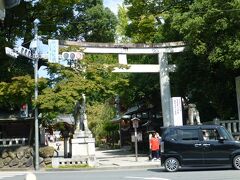 今日のドライブ（車転がし）は新倉富士浅間神社と悩んだのですが、気温が30℃を超えるというので、（高温の日に398段の石段はキツイよねー！）秩父に行くことにしました。秩父寺社巡り（単発で三峰神社とか行ったことはあるのですが）の初回ということで、近場から。我が家から秩父へは国道299号で入っていくので、秩父駅の近くの二社一寺をお詣りすることにしました。

秩父に入る前にあちこちで道路工事の渋滞に巻き込まれ、夫が一人でドライブする時よりも30分以上余計にかかりました。途中、「道の駅　芦ヶ久保」でトイレ休憩をとり、まずは秩父神社の駐車場に車を停めます。

最初は秩父今宮神社、慈眼寺に車で行ってから秩父神社に行こうかと思っていたのですが、ここ秩父神社から歩いて、慈眼寺、秩父今宮神社をお詣りして戻ってきても移動距離は大したことはありません。駐車場の心配しなくていい分、気が楽かもしれません。

ちょうど参集殿入り口近くが空いていたので、ラッキーでした。
（お詣りして戻ってきたら、駐車場に入りたい車が待機していましたから、車で行っていたら、この一番近い無料駐車場には入れなかったかもしれません）