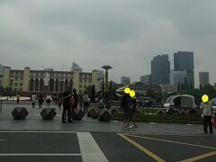 成都市中心部にある天府広場。奥中央の白いのは毛沢東像。

